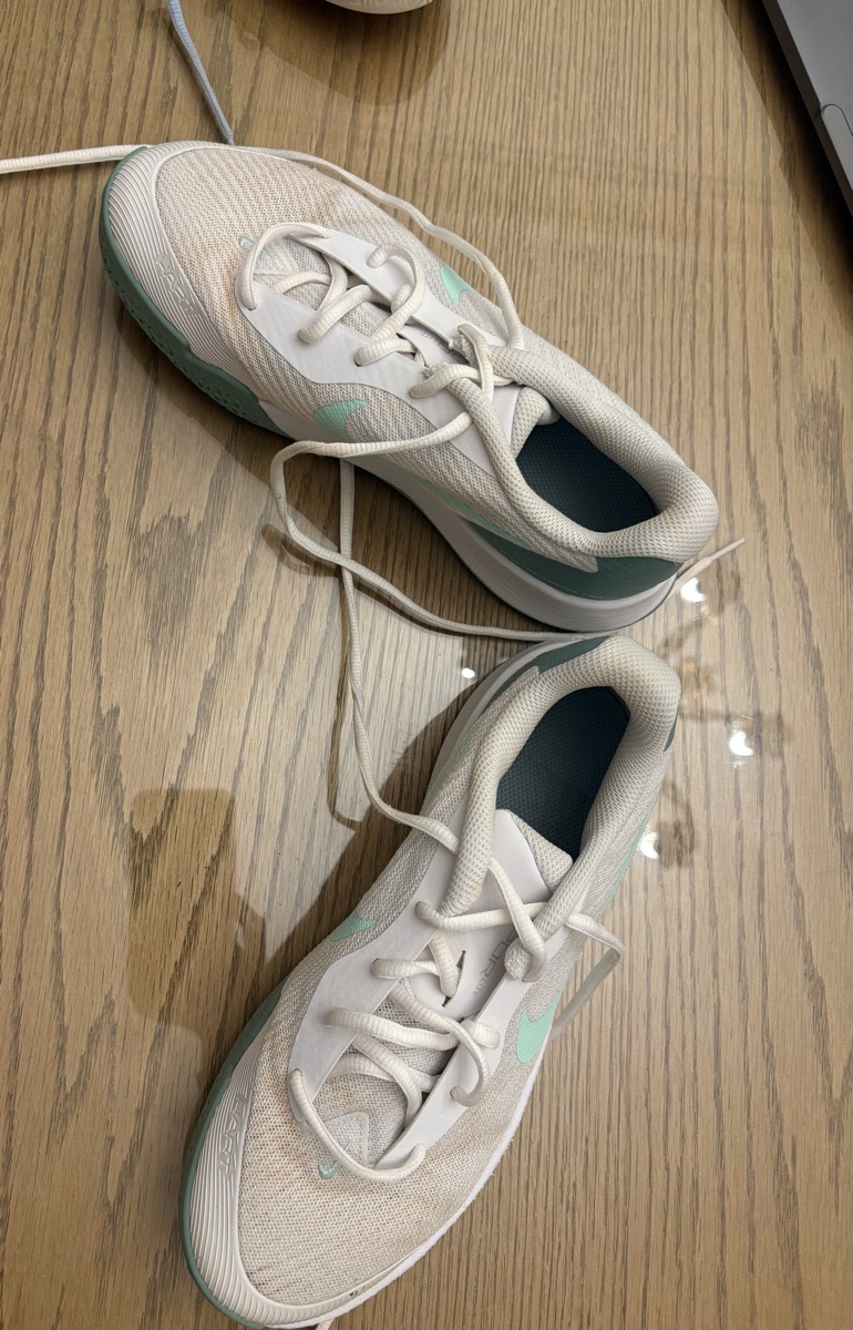tennis shoes size 38.5